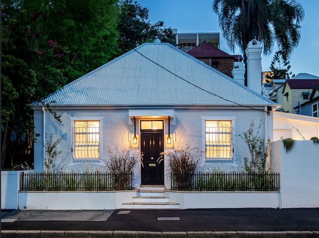 Luxury Historic Landmark ‘Holdgate’s Cottage’ gallery image 2