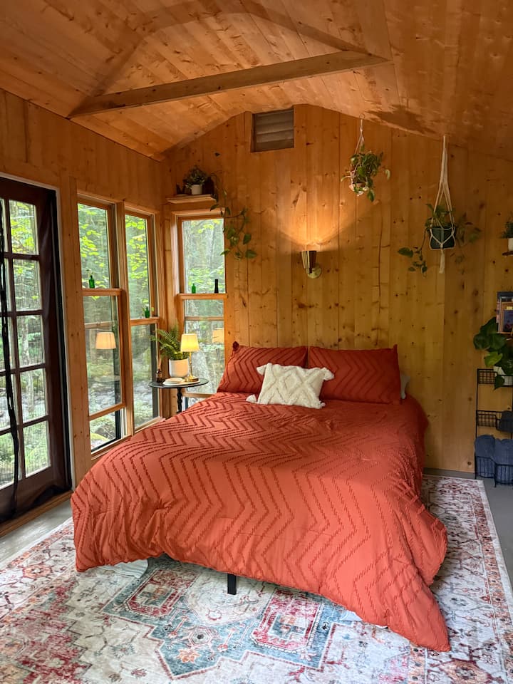 Lit à mémoire de forme de taille normale.