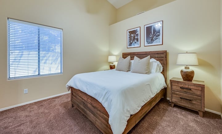 พักผ่อนอย่างสบายในห้องนอนของผู้เข้าพักที่น่าอยู่มีเตียงควีนไซส์ที่อบอุ่นพื้นที่เก็บของกว้างขวางตู้เสื้อผ้าและการตกแต่งอย่างมีรสนิยม เหมาะสำหรับการนอนหลับอย่างสงบ