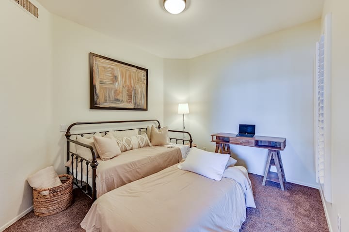 ห้องทำงาน/ห้องนอนนี้มีเตียงแฝด 2 หลังและโต๊ะทำงานสำหรับทำงาน