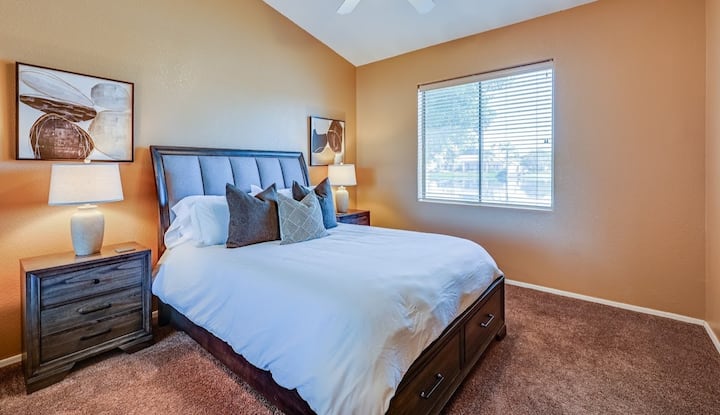 ผ่อนคลายในห้องนอนหลักที่สองที่เงียบสงบมีเตียงคิงไซส์หรูหราตู้เสื้อผ้ากว้างขวางและวิวทะเลสาบ เพลิดเพลินกับความสะดวกสบายของห้องน้ำส่วนตัวและทีวีแยกต่างหาก 