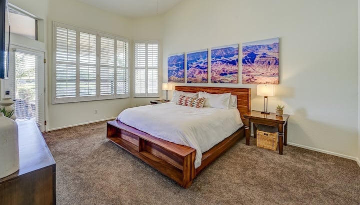 ผ่อนคลายในห้องนอนใหญ่สุดหรูมีเตียงขนาดคิงไซส์หรูหราพื้นที่ตู้เสื้อผ้ากว้างขวางและห้องน้ำในตัว เพลิดเพลินกับวิวทะเลสาบและสระว่ายน้ำอันเงียบสงบและมีแสงธรรมชาติส่องผ่านหน้าต่างบานใหญ่