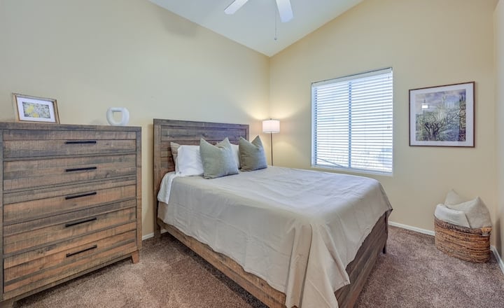 ห้องนอนผู้เข้าพักที่อบอุ่นมีเตียงควีนไซส์ที่สะดวกสบายพื้นที่ตู้เสื้อผ้ากว้างขวางและการตกแต่งที่มีสไตล์ เหมาะอย่างยิ่งเพื่อให้แน่ใจว่าผู้เข้าพักของคุณจะเพลิดเพลินกับการเข้าพักที่ผ่อนคลายและผ่อนคลาย