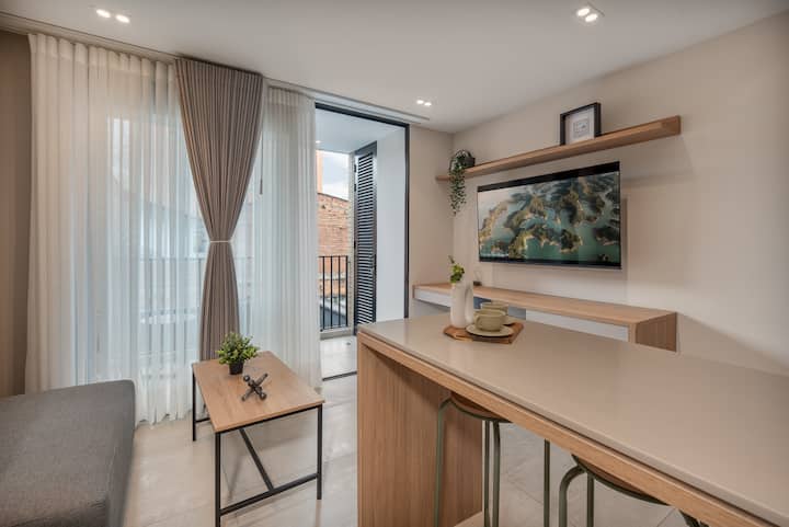 Apartamento Ejecutivo Con Balcón & A/c En Laureles - Medellín