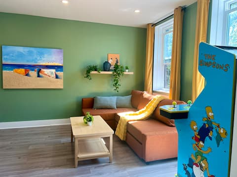 Top performing Airbnb: Simpsons Arcade in Peaceful, Large 2BR Apt in Côte Des Neiges–Notre Dame De Grâce