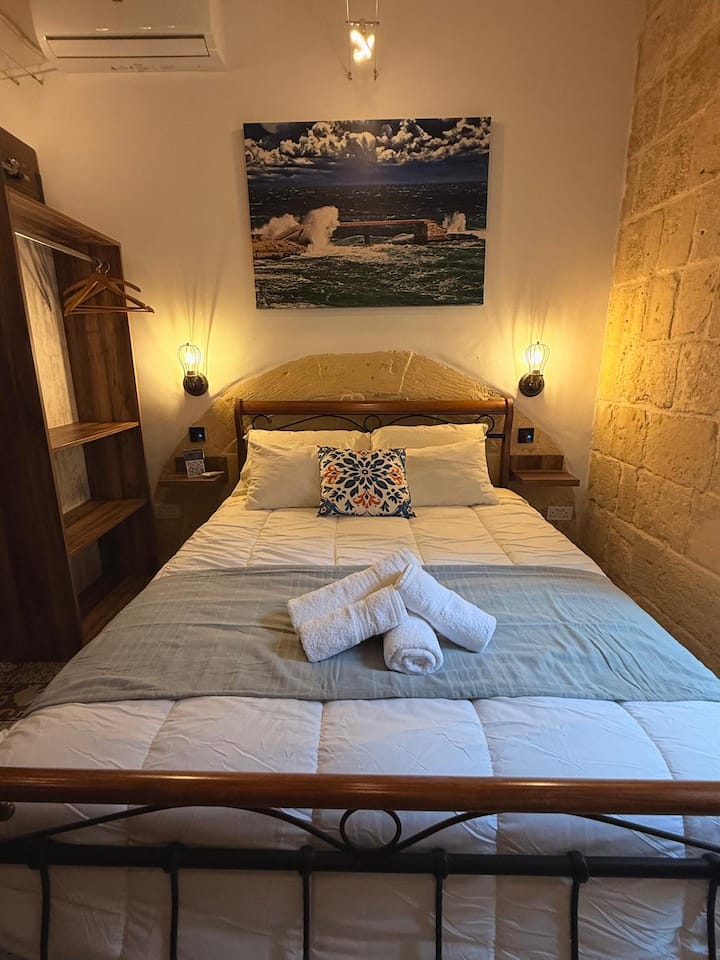 Cama tamaño queen - TV - wifi - baño privado - balcón - aire acondicionado - detector de humo - colgador de ropa - almohadas adicionales - jabón de manos - artículos de tocador - caja fuerte  