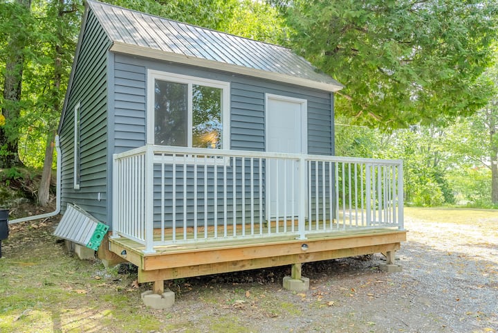 Ce bungalow privé offre deux lits doubles confortables et un espace de bureau dédié, parfait pour des nuits reposantes et des moments de concentration au calme.