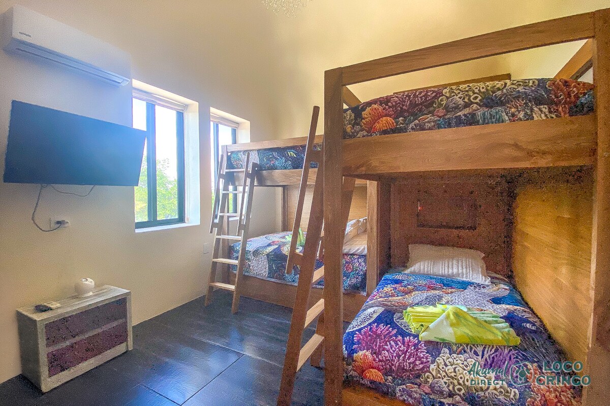 A čo táto zábavná 4. spálňa s výhľadom na bujné mangrovníky?  Úžasné ručne vyrobené poschodové postele!  Ponúka 4 lôžka – 2 manželské a 2 jednolôžkové – len pár krokov od kúpeľne s vaňou pre najmenších!