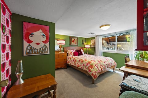 Midtown Underground: 2BR Central Private Apartment