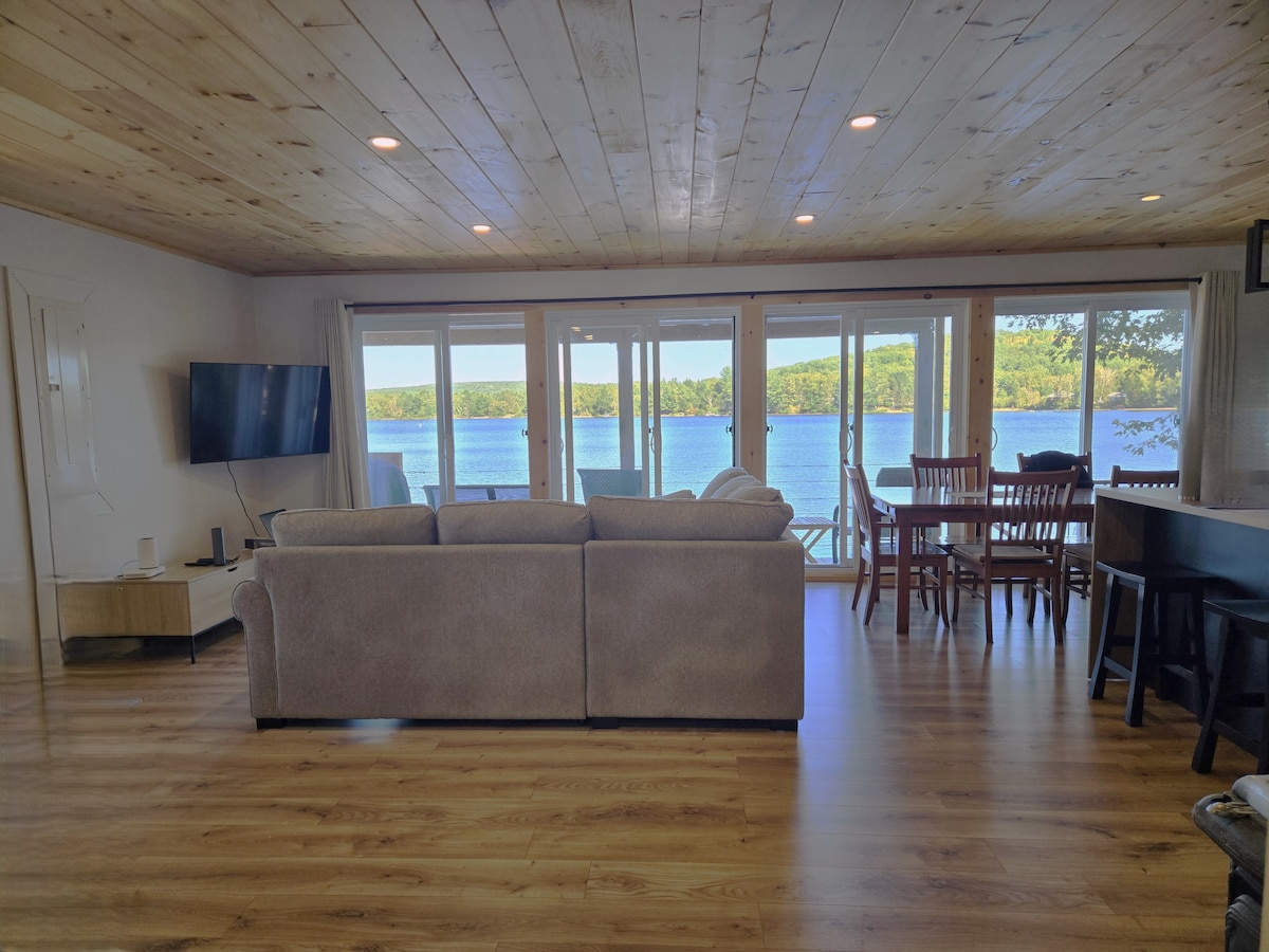 Dnevni boravak s prekrasnim pogledom na vodu