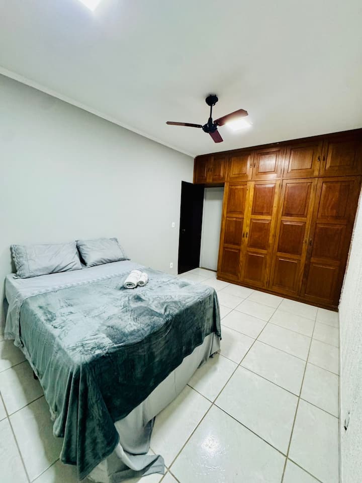 Priestranná spálňa A2 s klimatizáciou, manželskou posteľou, stropným ventilátorom a vstavanou skriňou