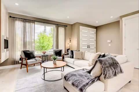 Top performing Airbnb: Large Home | Sleeps 9 | Backyard in Renfrew