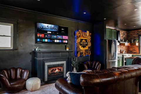Top Airbnb: Baseball Clubhouse Hot Tub, Game Room, Poker, Yard in Hough