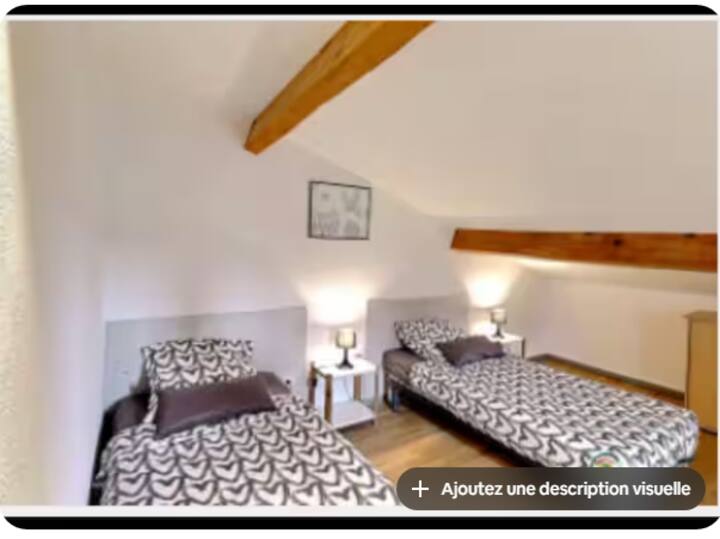 חדר שינה עלייתי בקומה הראשונה עם 2 מיטות 90 ס"מ וארון אחסון.
המצעים (סדינים, כיסוי שמיכה וכריות) והמגבות זמינים כאפשרות.