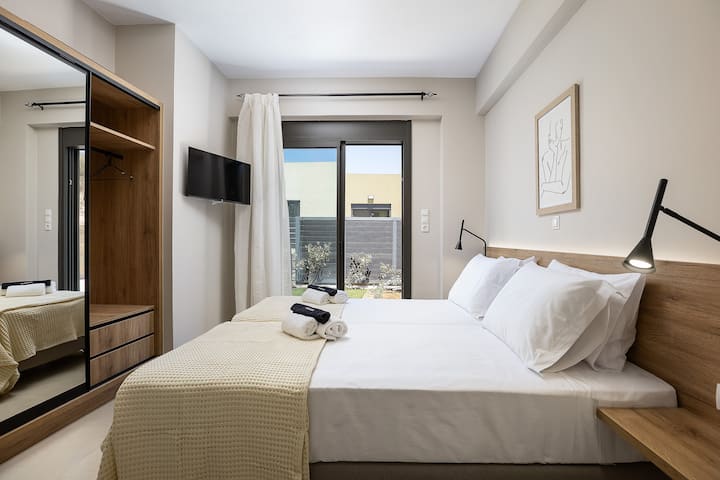 Útulná spálňa s 2 oddelenými posteľami
Svetlý a pohodlný priestor s dvoma samostatnými lôžkami, ideálny pre priateľov alebo rodinných príslušníkov.