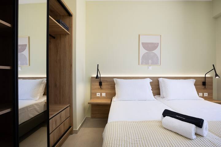 Príjemná spálňa s dvoma oddelenými lôžkami
Pohodlná izba s dvoma samostatnými lôžkami, mäkkou posteľnou bielizňou a upokojujúcou farebnou paletou pre pokojný spánok.