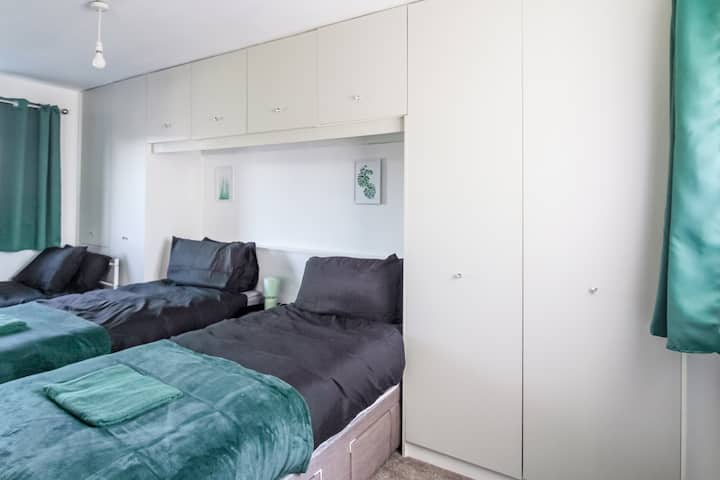 Una recámara cómoda y acogedora con tres camas individuales, sábanas frescas y un ambiente relajante para disfrutar de una gran noche de sueño. (Rich Property Management)