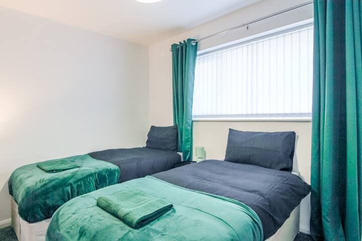 Una habitación cómoda y acogedora con dos camas individuales, sábanas limpias y un ambiente relajante para disfrutar de una gran noche de sueño. (Rich Property Management)