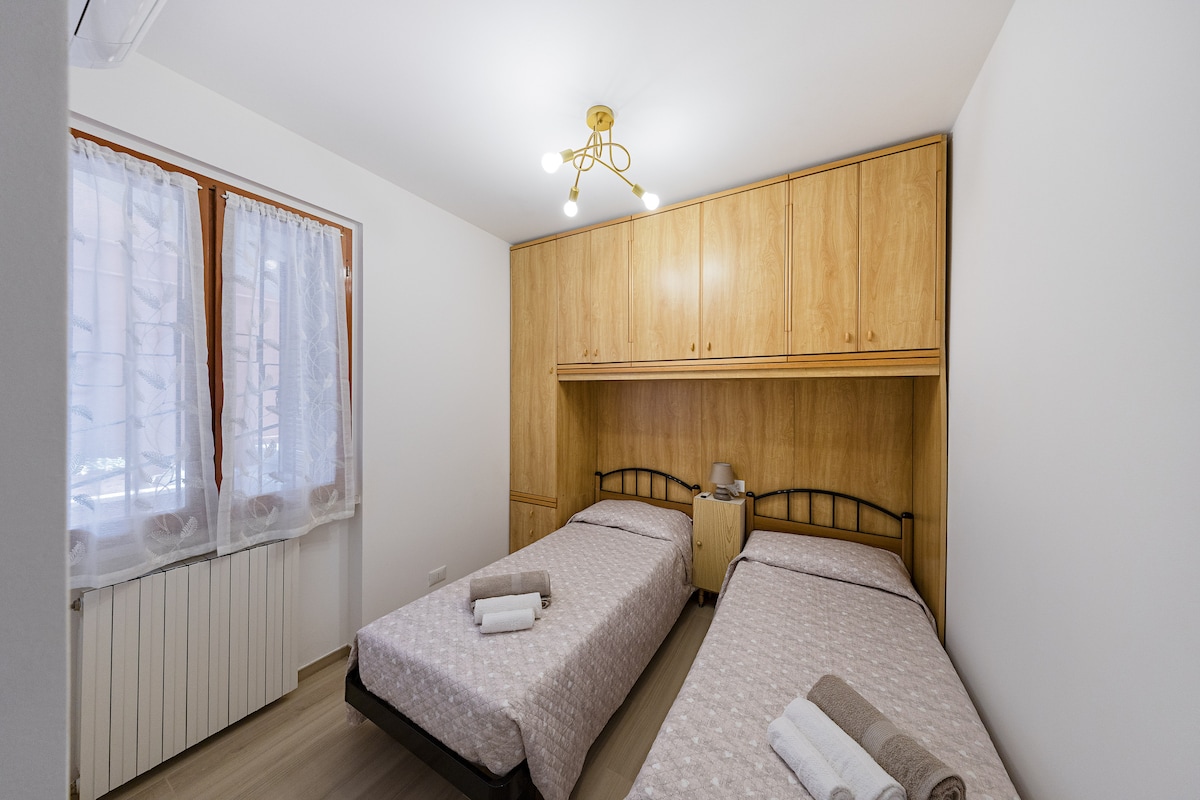 Საძინებელი ორი ერთადგილიანი საწოლით და კონდიციონერით