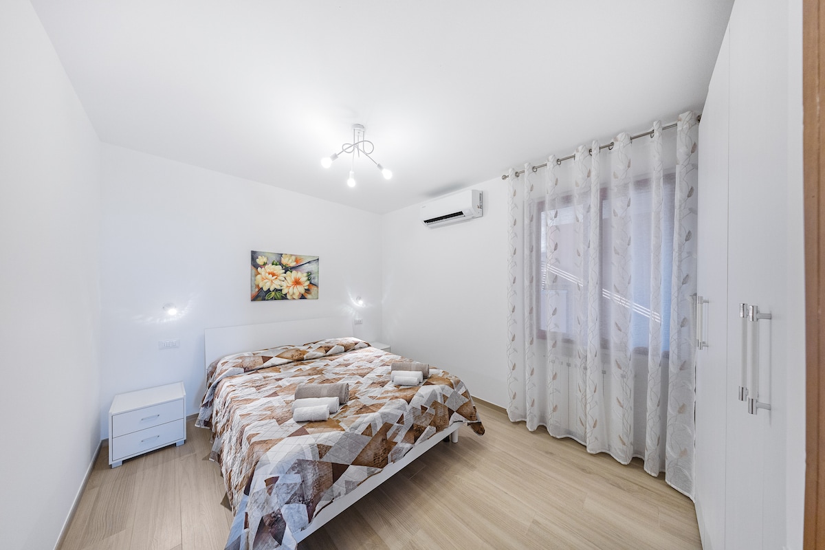 Ორადგილიანი ოთახი კონდიციონერითა და კარადით