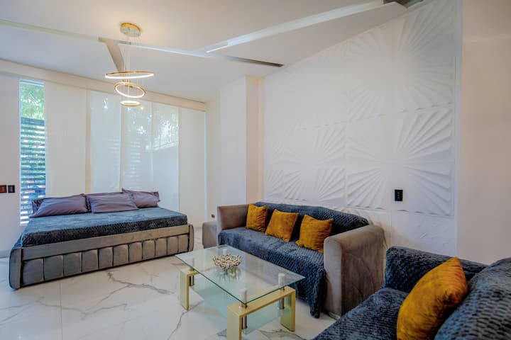 Prostrani unutarnji dnevni boravak: namješten s 2 kauča + veliki bračni krevet (prizemlje)