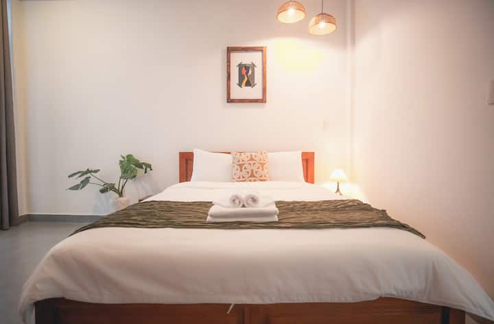 Relájate en un acogedor dormitorio con ropa de cama de calidad, toallas frescas y toallas de mano. Una cálida lámpara de cabecera y unas cortinas opacas garantizan un sueño reparador. Cada dormitorio es espacioso, privado e insonorizado, ofreciendo comodidad y tranquilidad durante toda su estancia.