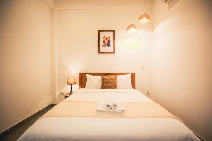 Ropa de cama y toallas blancas de calidad hotelera, que garantizan una estancia limpia y cómoda.