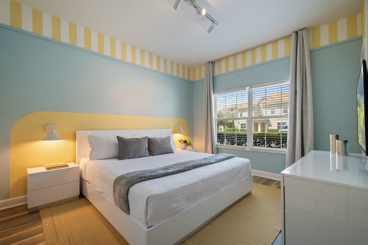 غرفة نوم مشرقة وأنيقة مع تلفزيون ذكي ومنضدة تزيين – مثالية للاسترخاء بعد أيام ديزني