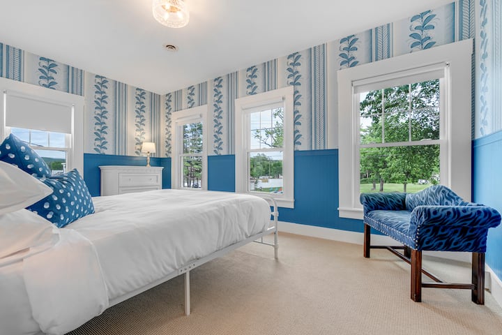 Smještena na drugom katu u stražnjem dijelu zgrade, ova soba ima prekrasan pogled na Long Lake i nasip.  