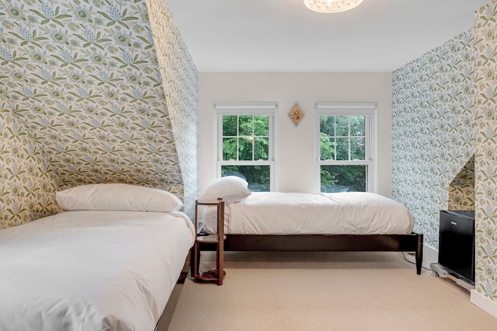 Obiteljska soba povezana sa susjednom sobom s kojom dijeli kupaonicu.  Smješten na 3. katu, ovaj je smještaj idealan za one koji žele malo mira i tišine.  