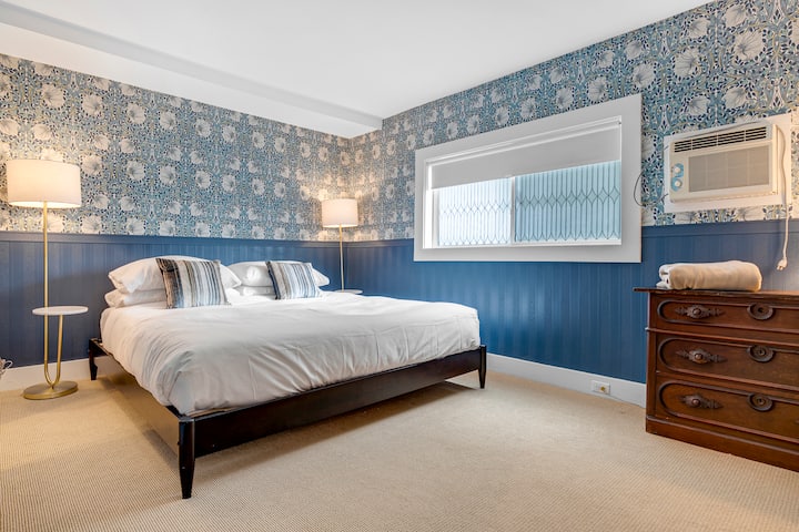 Smještena na 2. katu u stražnjem dijelu zgrade, ova je soba jedna od naših najdražih jer se nalazi dalje od glavne ulice.  