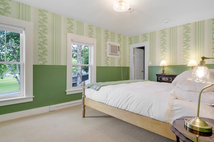 Smještena na drugom katu u stražnjem dijelu zgrade, ova soba ima sjajan pogled na cestu 114. 