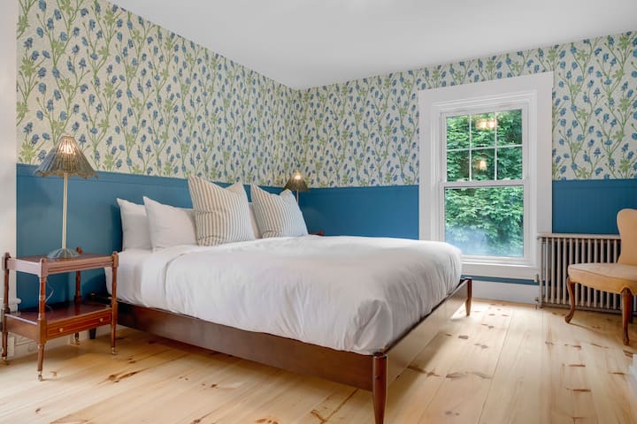 Ova soba na drugom katu možda nema pogled na jezero, ali je lijepa i tiha. 