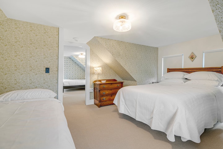 Povezana soba s dovoljno prostora za obitelj od 5 ili 6 članova.  Odlično mjesto za dijeljenje dvije sobe i jedne kupaonice s obitelji s pogledom na Long Lake i Causeway.  Ova se soba nalazi na 3. katu. 