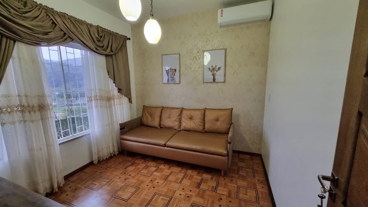 Krevat, dhomë ndenjjeje