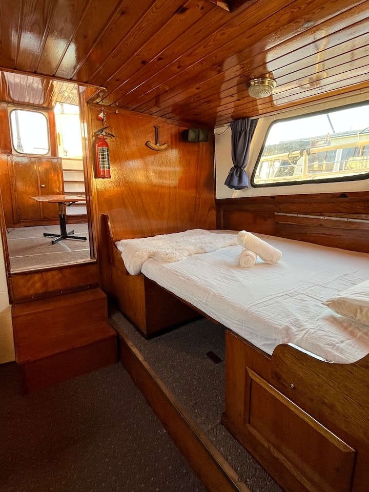 La table à manger peut être convertie en un lit supplémentaire pour 2 personnes. Cette option est disponible sur demande spéciale ou pour les réservations de 5 personnes ou plus.