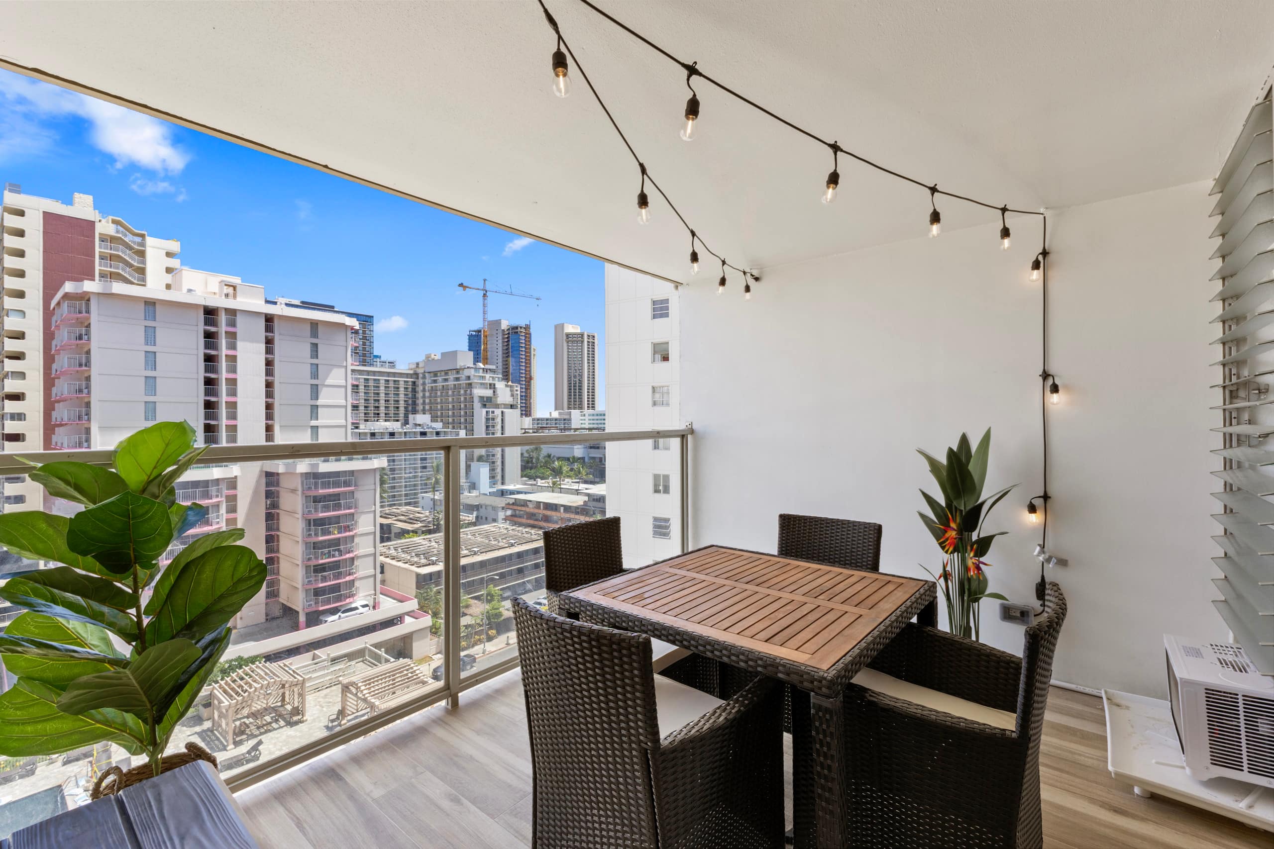 NEW Studio with 2 Queen Beds in Waikiki - Image 14