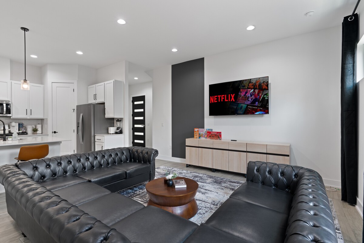 Successful Airbnb property: Stylish Oasis - Near City Center - Mins 2 Downtown in Mlk