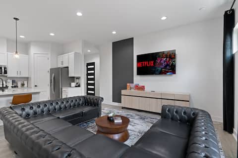 Successful Airbnb property: Stylish Oasis - Near City Center - Mins 2 Downtown in Mlk