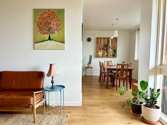 Beautiful Spacious Top Floor 2BR.