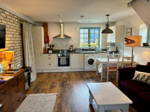 Pretty cosy cottage, sea views, walk to the beach