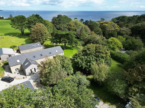Pretty cosy cottage, sea views, walk to the beach