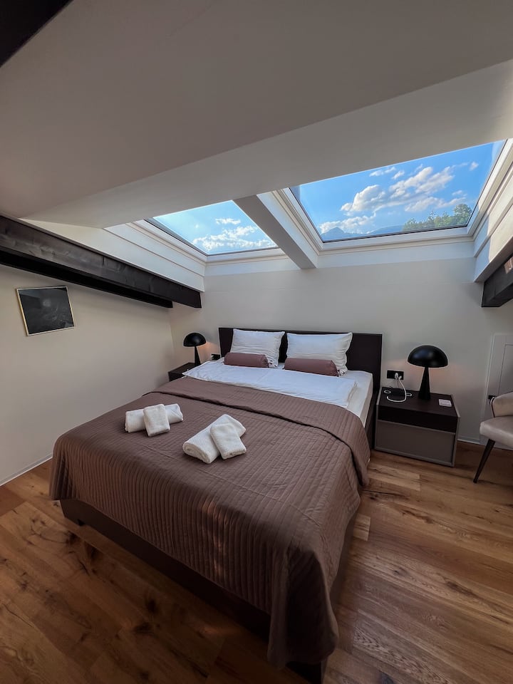 Chumba, ghorofa ya juu, roshani, mwangaza wa anga
Kitanda cha watu wawili 1.80 x 2.00 m, roshani yenye mwonekano wa ziwa na alpine, televisheni mahiri