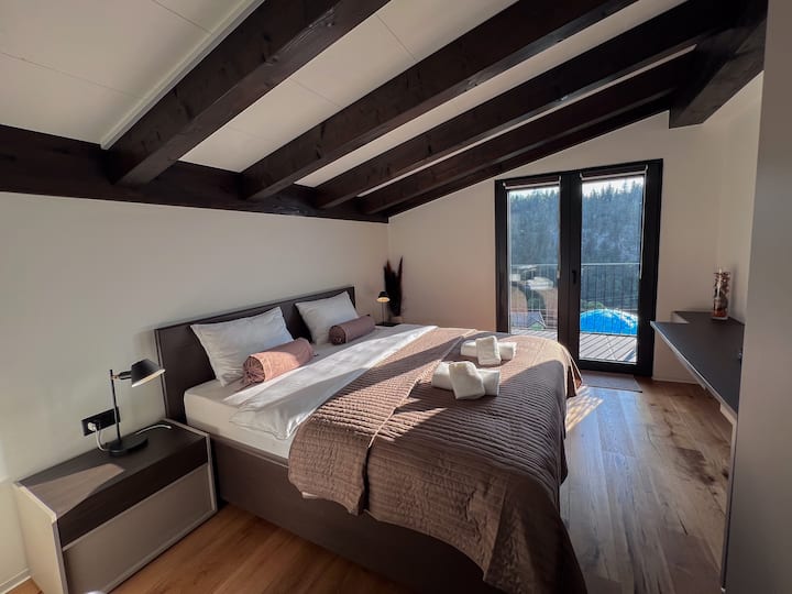 Chumba kwenye ghorofa ya juu kilicho na roshani
Kitanda cha watu wawili 1.80 x 2.00 m, roshani yenye mwonekano wa ziwa na alpine, televisheni mahiri.