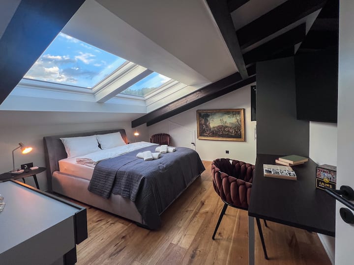 Mwangaza wa anga wa chumba juu ya ghorofa
Kitanda cha watu wawili 1.60 x 2.00 m, mwangaza wa anga, televisheni mahiri