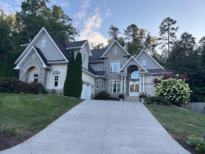 Large Upscale Culdesac House - Knoxville, TN
