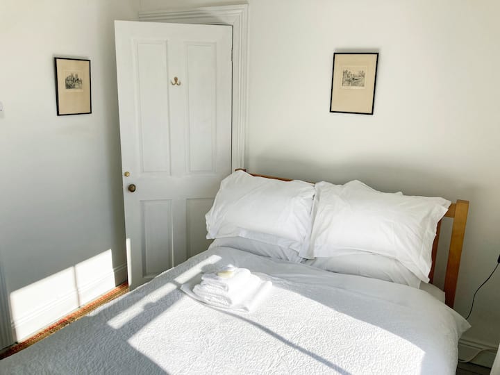 Თქვენი ოთახი En-Suite-თან ერთად.  Საოცნებო ქვეყნის სავარძელი დამატებითი სიმყუდროვისთვის.  Ოთახში არის ფენი, თეთრეულის სამოსი, სახლის ჩუსტები და ტელეფონის დამატებითი დამტენები, თუ თქვენი დაგავიწყდათ. 