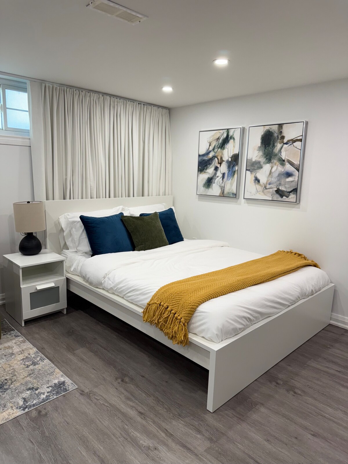 מצעי פשתן לבנים על מיטה זוגית נוחה