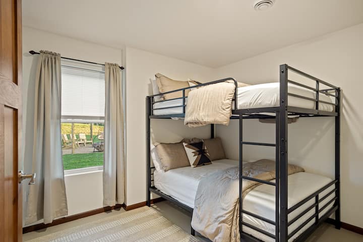 楼下全尺寸双层床，是地下室的一部分。 