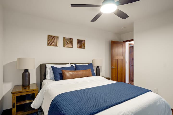 主卧配有一张标准双人床、智能电视、衣橱和内置智能手机充电床头柜。 